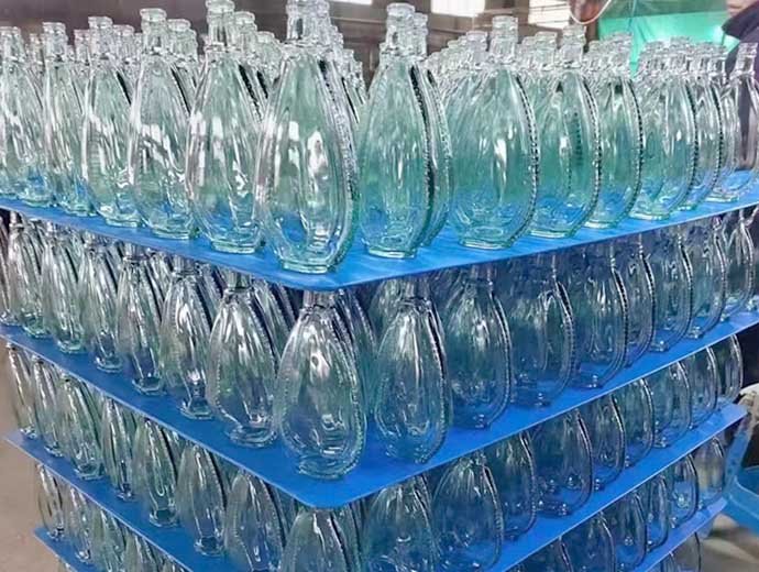 Corrugated plastic sheet edging bottle holder and layer pads-1